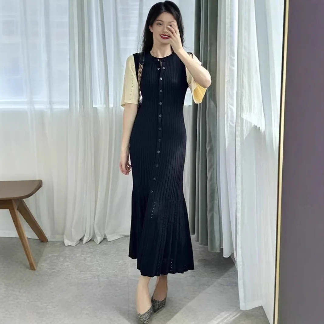 

New style lady's knitted dress with waist-cinching and flared sleeves, round neck with single button closure