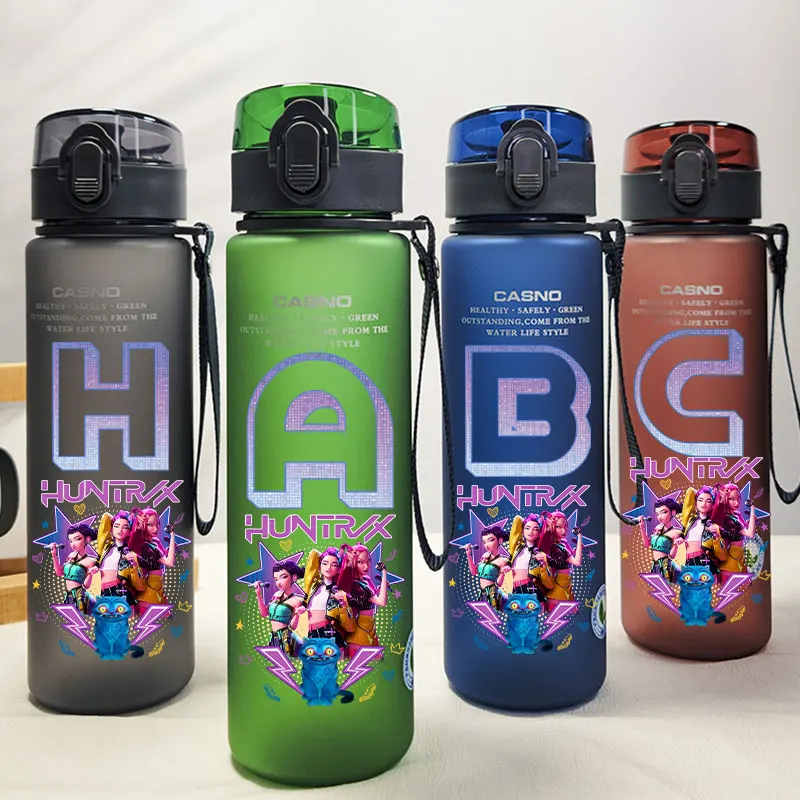 K pop Demon Hunters 560ML taza de agua portátil de plástico de dibujos animados al aire libre botella deportiva de gran capacidad K-POP HUNTR/X Rumi Mira Zoey