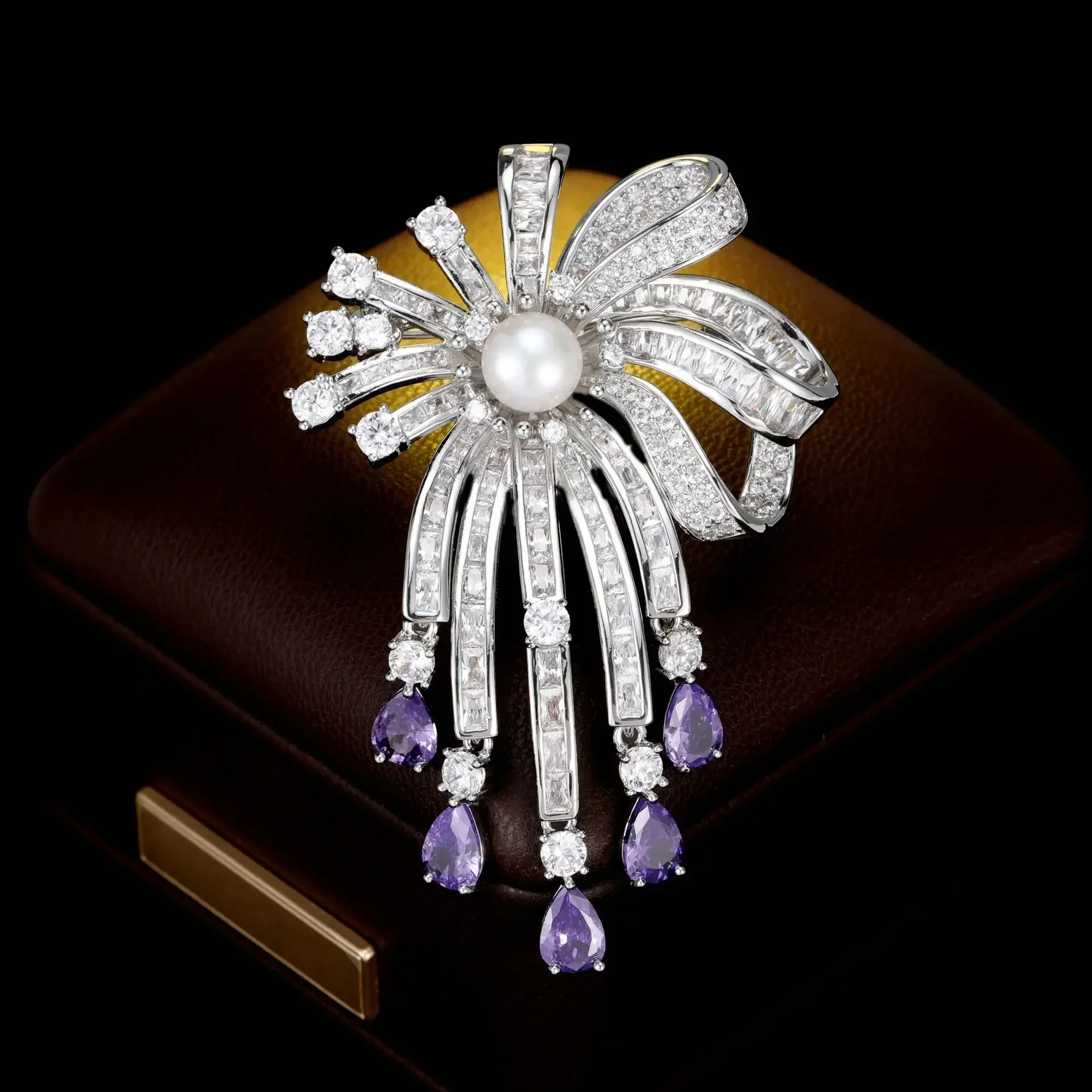 

A high-end and elegant European-style bow tassel brooch with a sense of design, a light luxury and high-end accessory