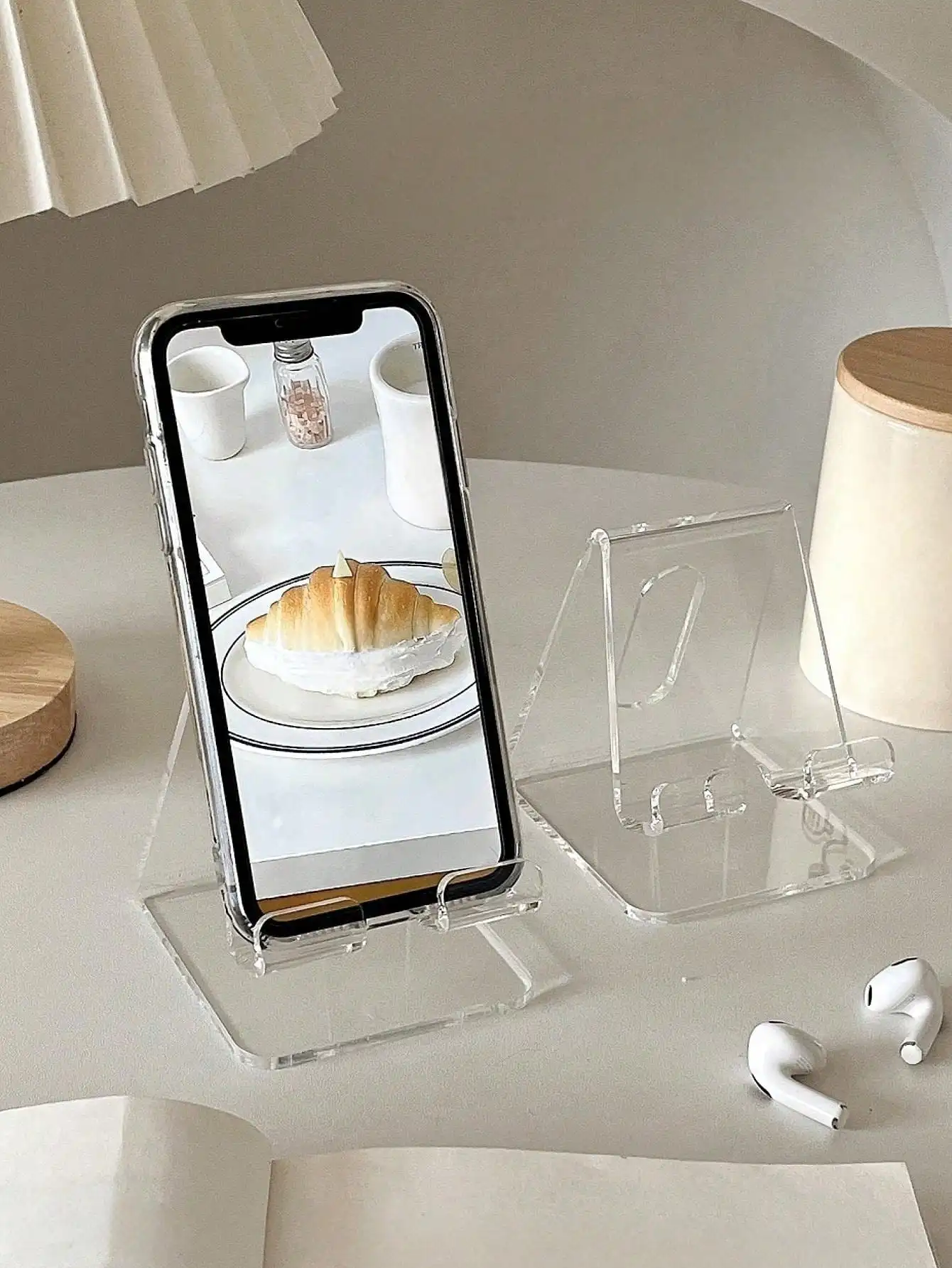 

1pcTransparent Acrylic Phone Stand, Minimalist Design Integrated With Desktop, Suitable For Smartphones & Tablets, Stable Viewing Of Videos, TV Shows And Online Courses. Charging Port Reserved At The Bottom, Multi-Angle Adjustment To Meet Different Ne