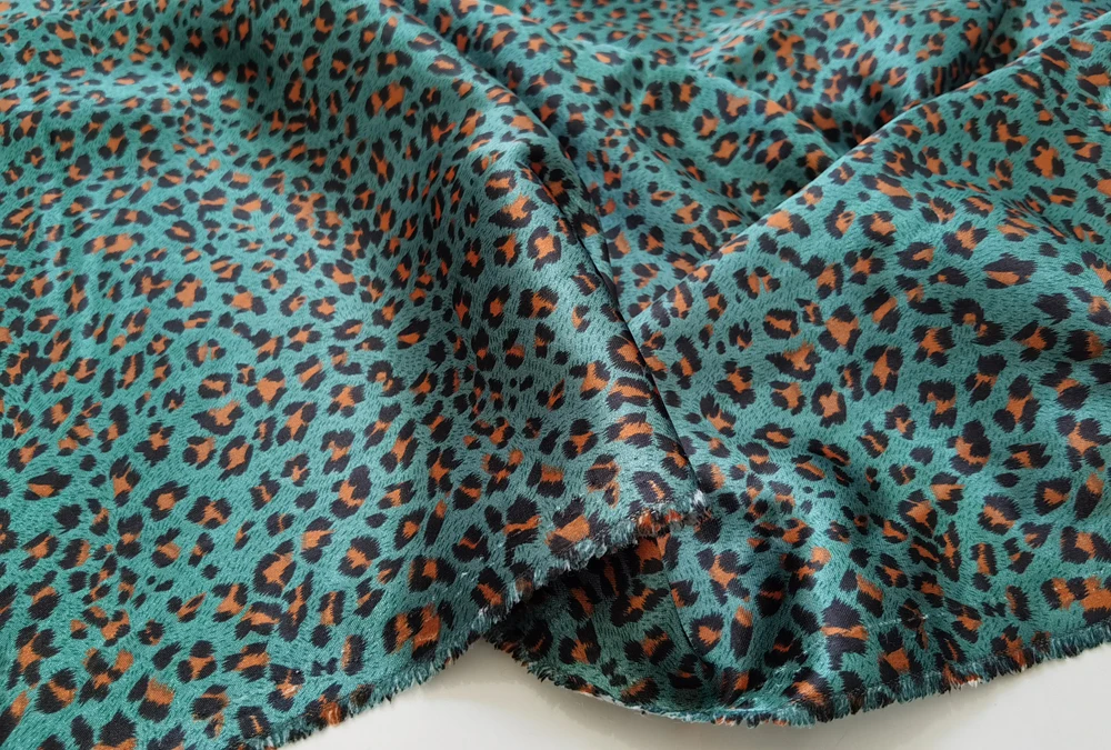 1 Meter x 1,48 Meter Afrika-Leopardenmuster Satinstoff für Schals, Kleider, Pyjamas und Futter – Detail 40