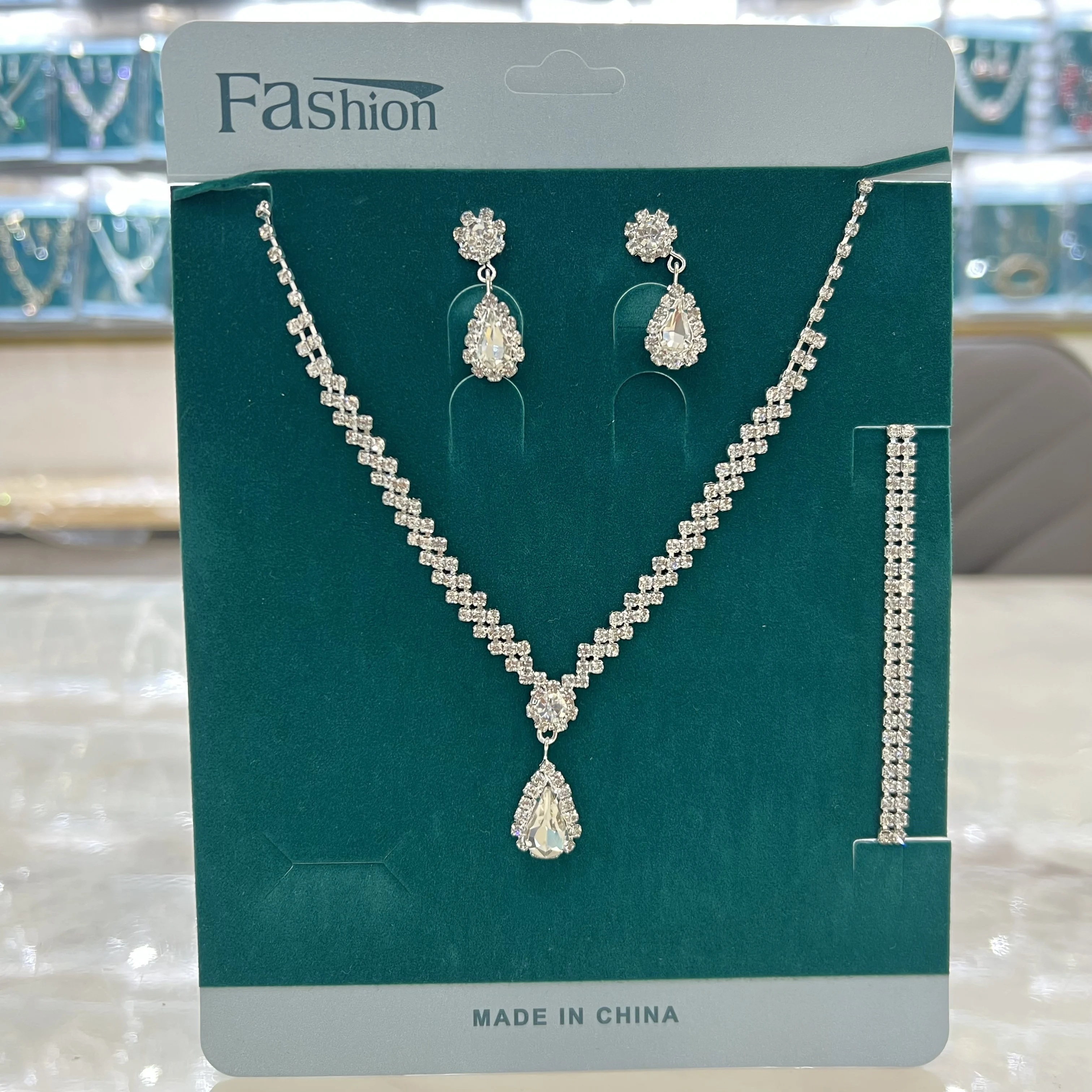 4-piece fashionable women\'s jewelry set with claw chains, rhinestones, necklaces, earrings, bracelets, gorgeous jewelry accessor