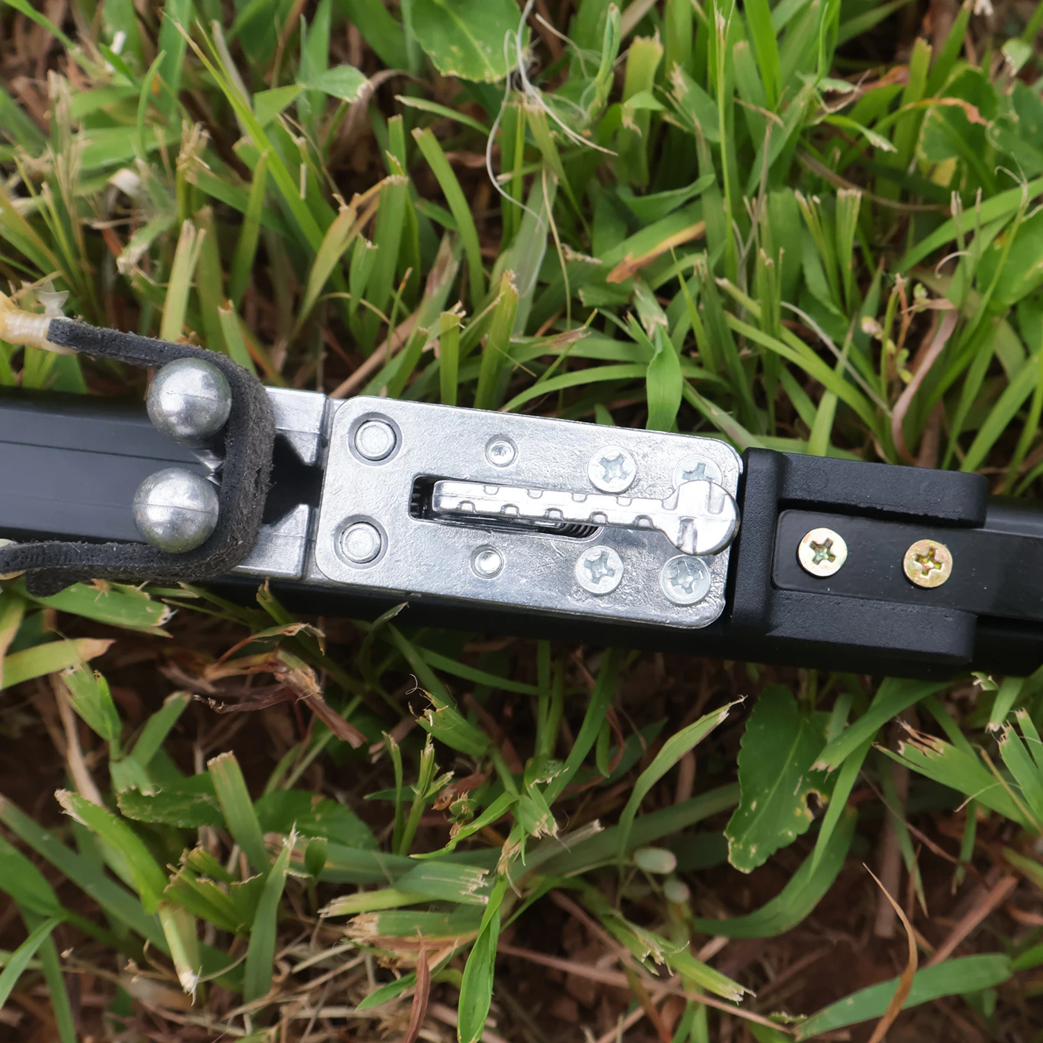 

Press Type Metal Release Aid, Outdoor Hunting Accessory, Large Slingshot DIY Release Device, Professional Shooting Accessory.