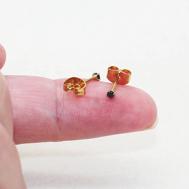 Mini-Ohrstecker aus hypoallergenem Edelstahl mit vier Zinken und schwarzem Zirkonia, trendige Anti-Verlust-Kugel-Ohrringe mit Nadel, 0,8 mm – Detail 2