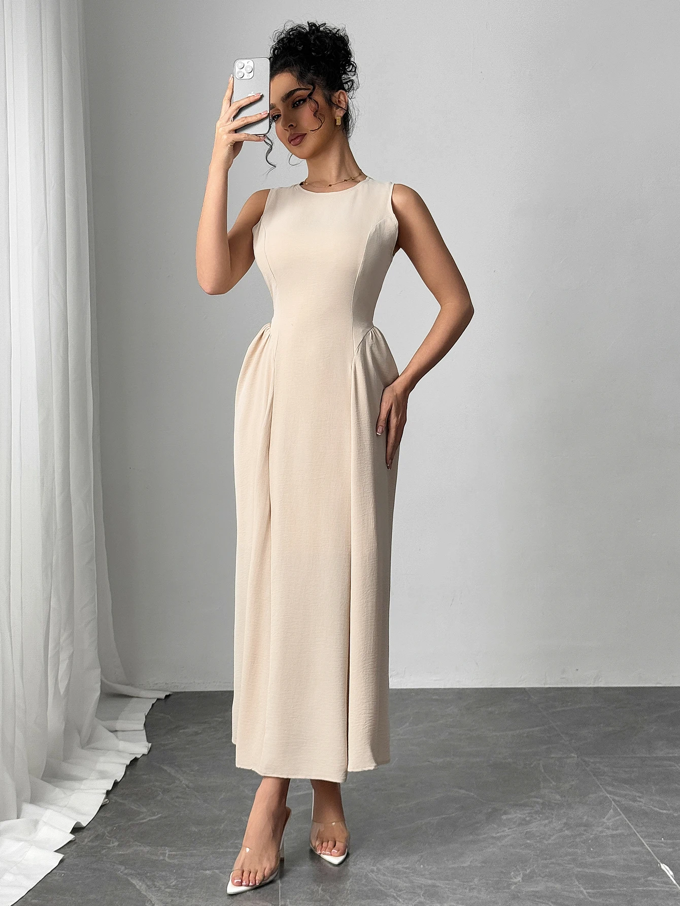 Vestidos beige de primavera y verano para mujer, cuello redondo, hombros descubiertos, sin mangas, cintura ajustada, vestido elegante por debajo de la rodilla acampanado