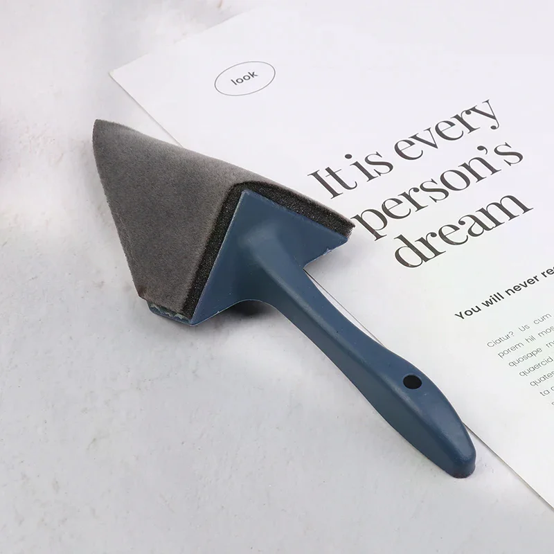 Pincel triangular com cabo de plástico durável, canto multifuncional e pintor para fácil aplicação, 1 peça