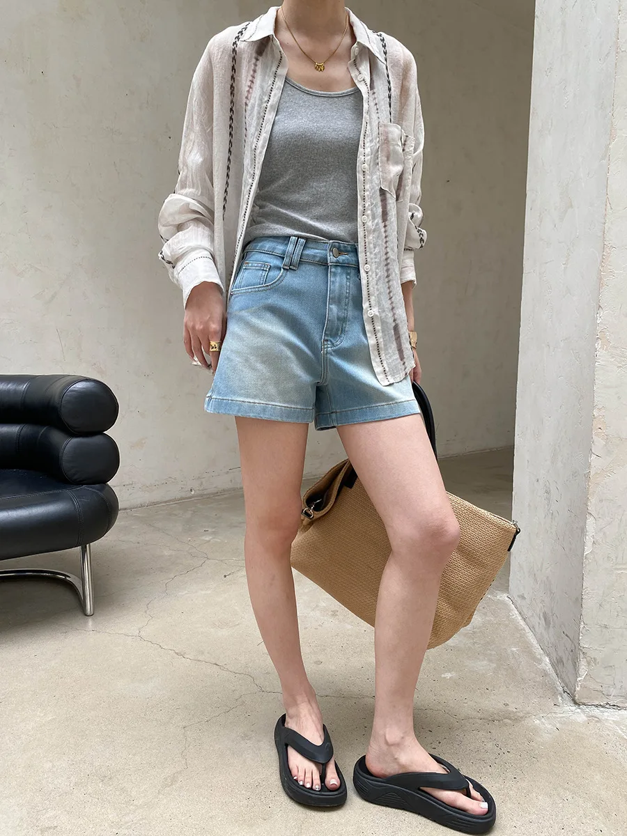 Sommerliche Damen-Casual-Shorts aus Denim in einfarbigem Design mit weitem Bein und A-Linie, figurschmeichelnd und als Hotpants geeignet. – Detail 4