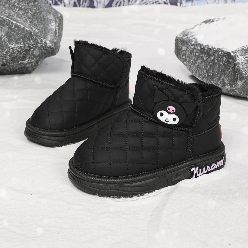 

Новые зимние детские хлопковые туфли Kuromi с героями мультфильмов Sanrios, черные бархатные утепленные хлопковые ботинки для девочек, теплые короткие бочонки, зимние сапоги