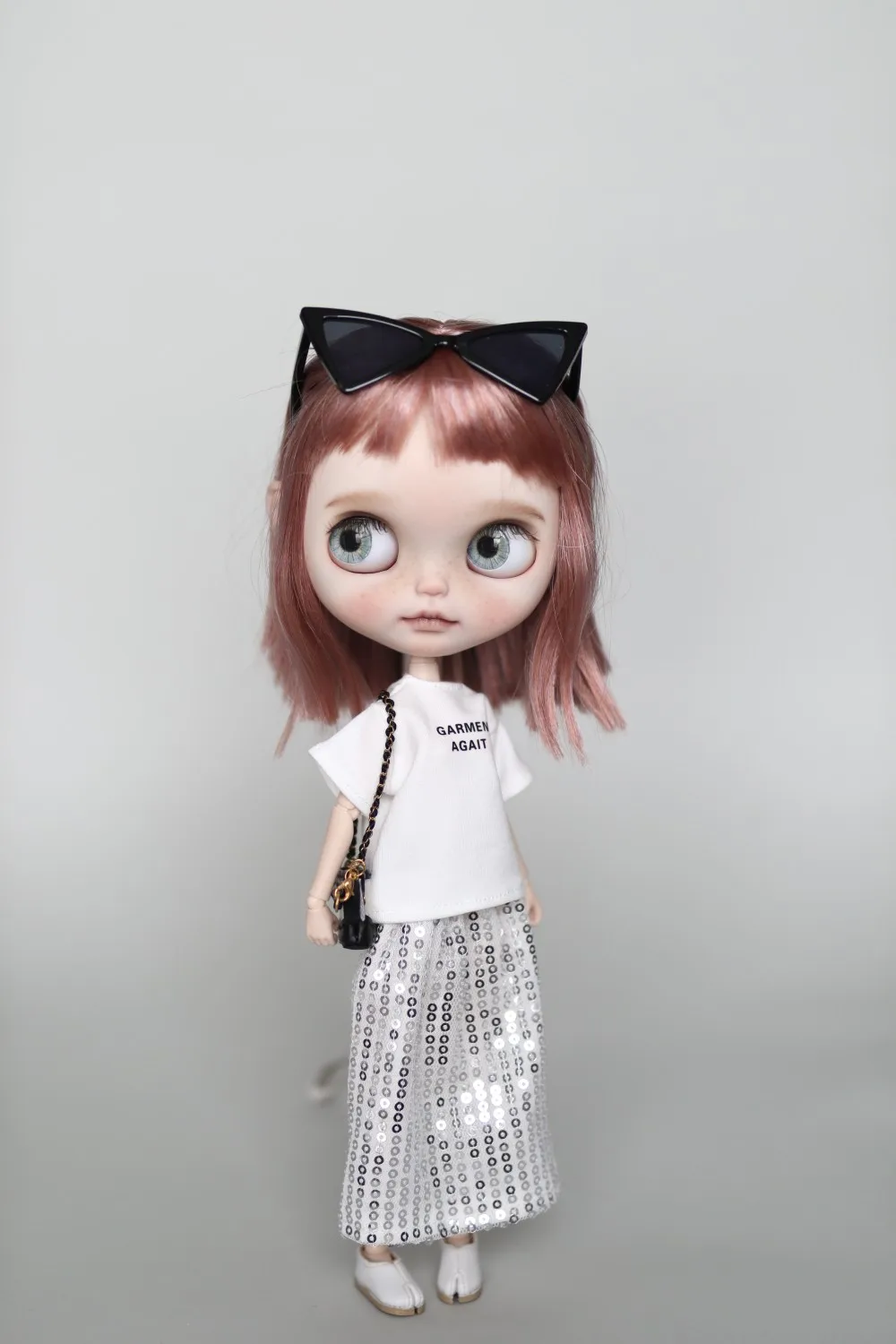 Blythes doll dress is suitable for 1/6size OB24 doll fashionable new black or white letter T+black or silver sequin skirt spring