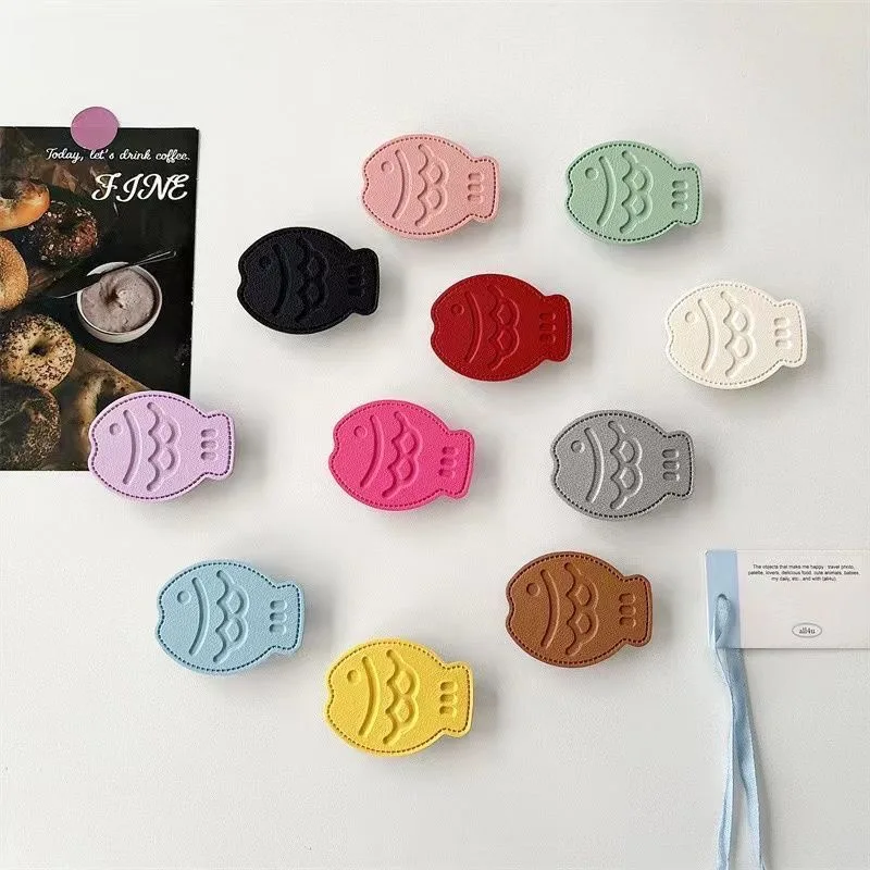  Soporte de teléfono de lujo, diseño Taiyaki de cuero 3D, soporte adhesivo, soporte de escritorio plegable para teléfonos inteligentes, Samsung, iPhone, Huawei ﻿ ﻿ ﻿ ﻿