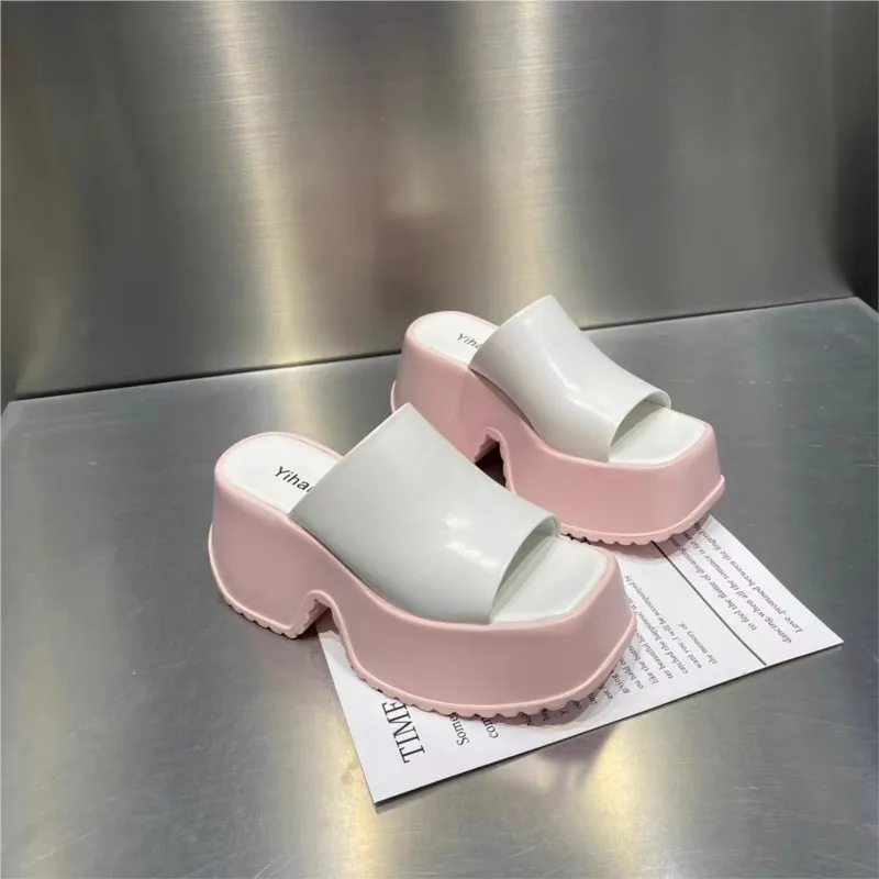 

Новые летние женские шлепанцы на толстой подошве для улицы, увеличивающие рост, повседневные сандалии-мюли