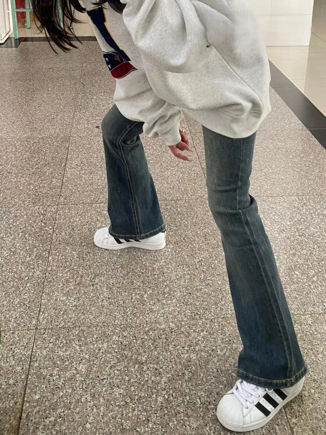 

Женские джинсы Bootcut в стиле панк, женские замшевые укороченные формальные брюки 70-х годов, женские отбеленные весенние джинсы с цветочным принтом, однотонные, свободные, легкие женские