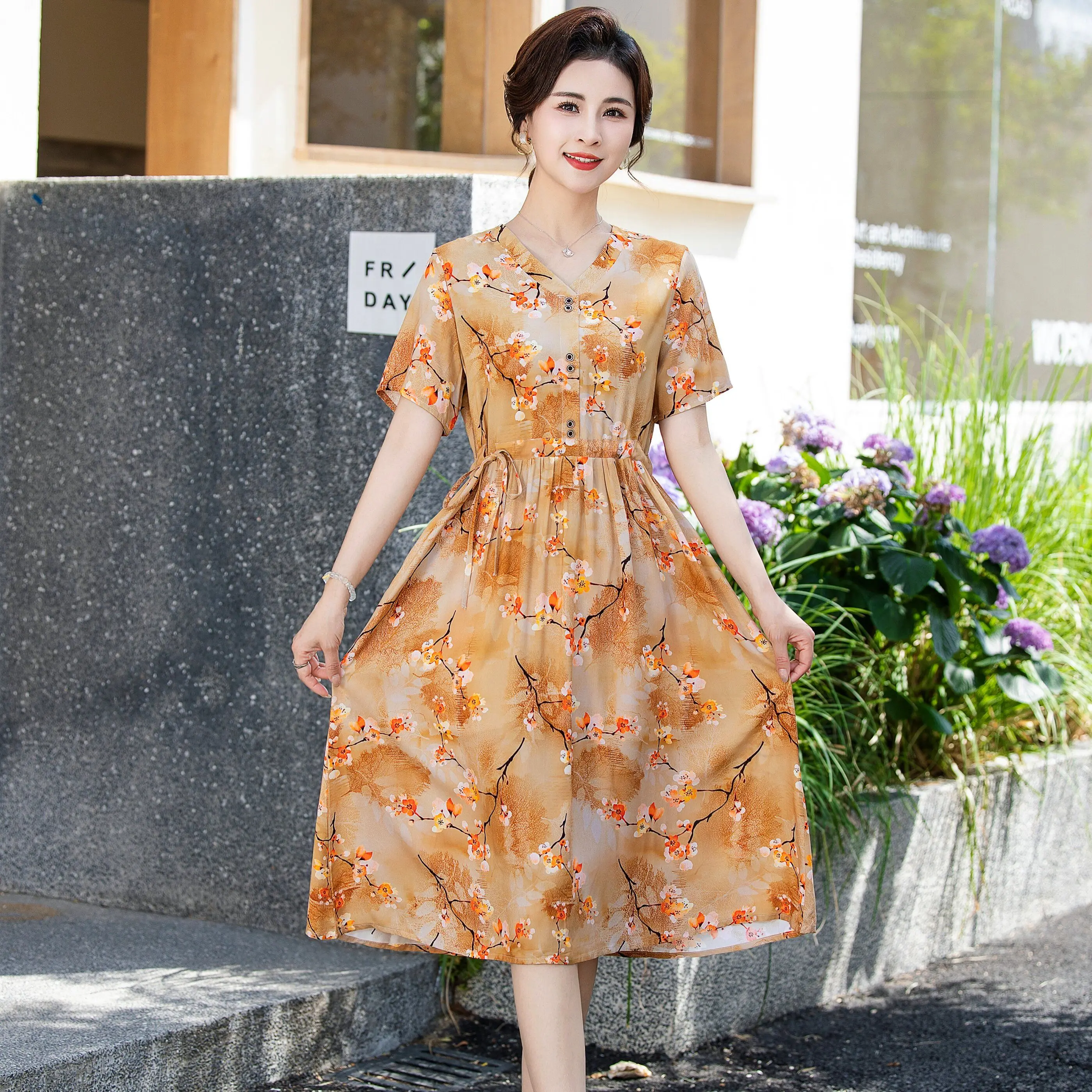 ชุดเดรสแขนสั้นลายดอกไม้ฤดูร้อนใหม่มีสไตล์และสง่างามสไตล์ความยาวปานกลางทันสมัย