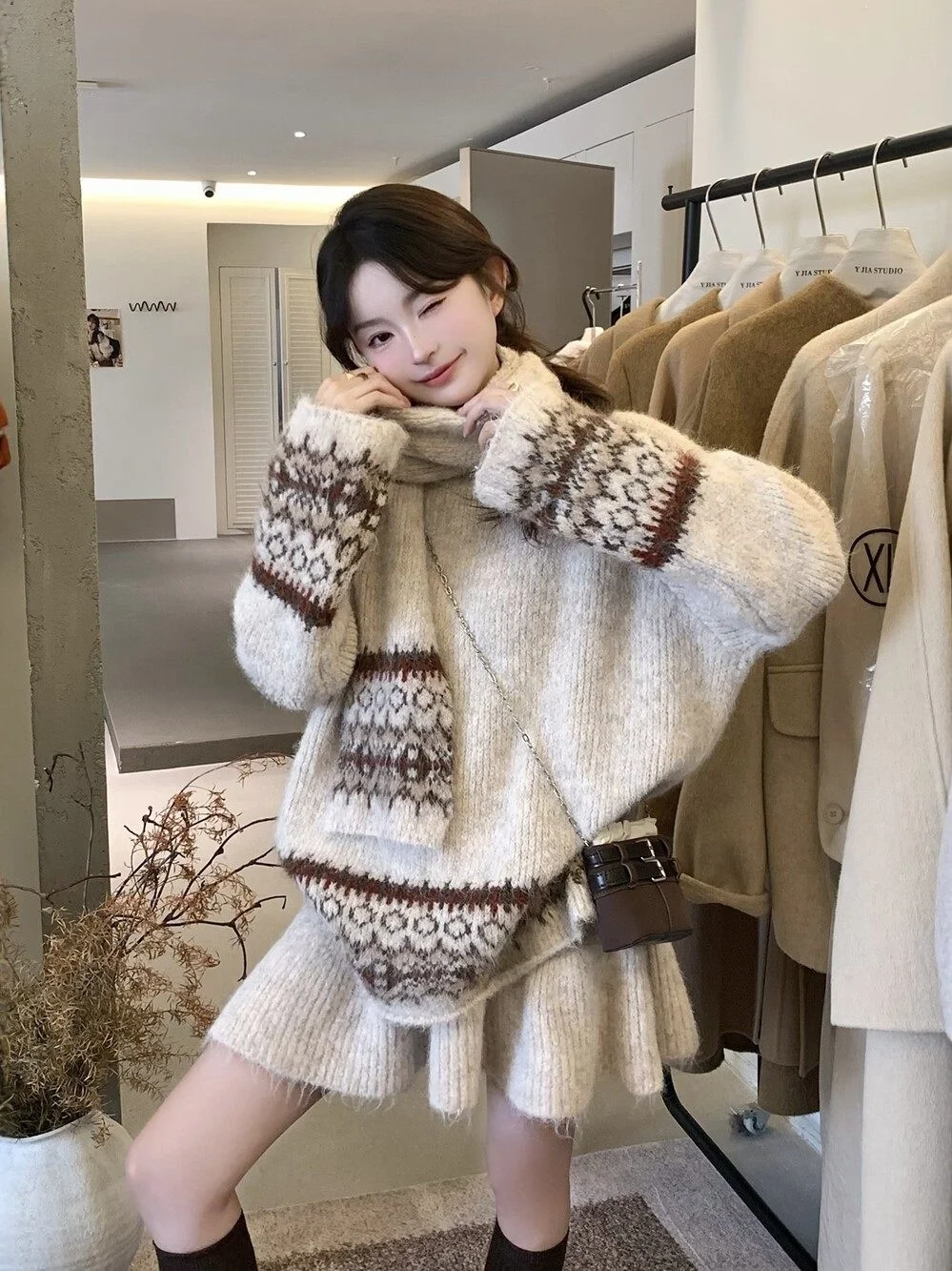 

Утепленный вязаный свитер и короткая юбка для женщин: осенне-зимний комплект в стиле lazy, двухсоставный костюм с шарфом, теплый, уютный и модный.