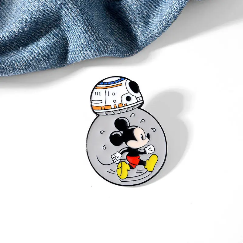 Disney Mickey Mouse brooch multifunctional cartoon enamel clip, cute and classic, clothing and hat decoration