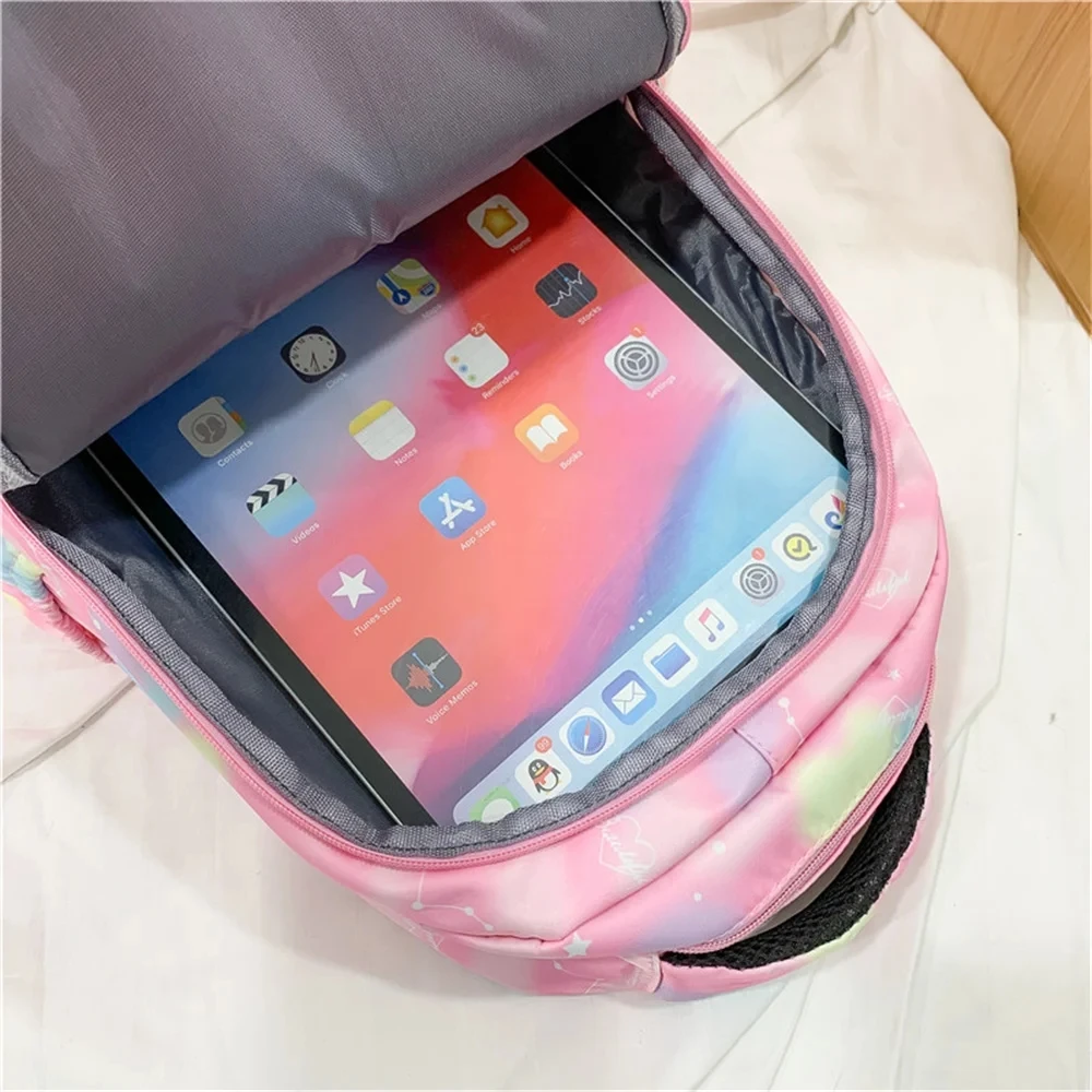 Tas ransel anak SD ใหม่กระเป๋าเป้สะพายหลังสำหรับเด็กและกลางแจ้งความจุขนาดใหญ่ปักชื่อได้มีลักษณะเฉพาะตัวกระเป๋านักเรียนเดินทาง