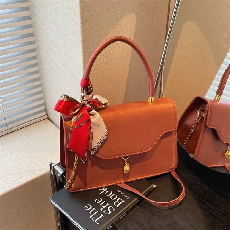 

Elegant Large Capacity Classic Designer Diaper Bag For Women Minimalist Luxury Leather Commuter Tote Bag Stylish Vintage Fashion
