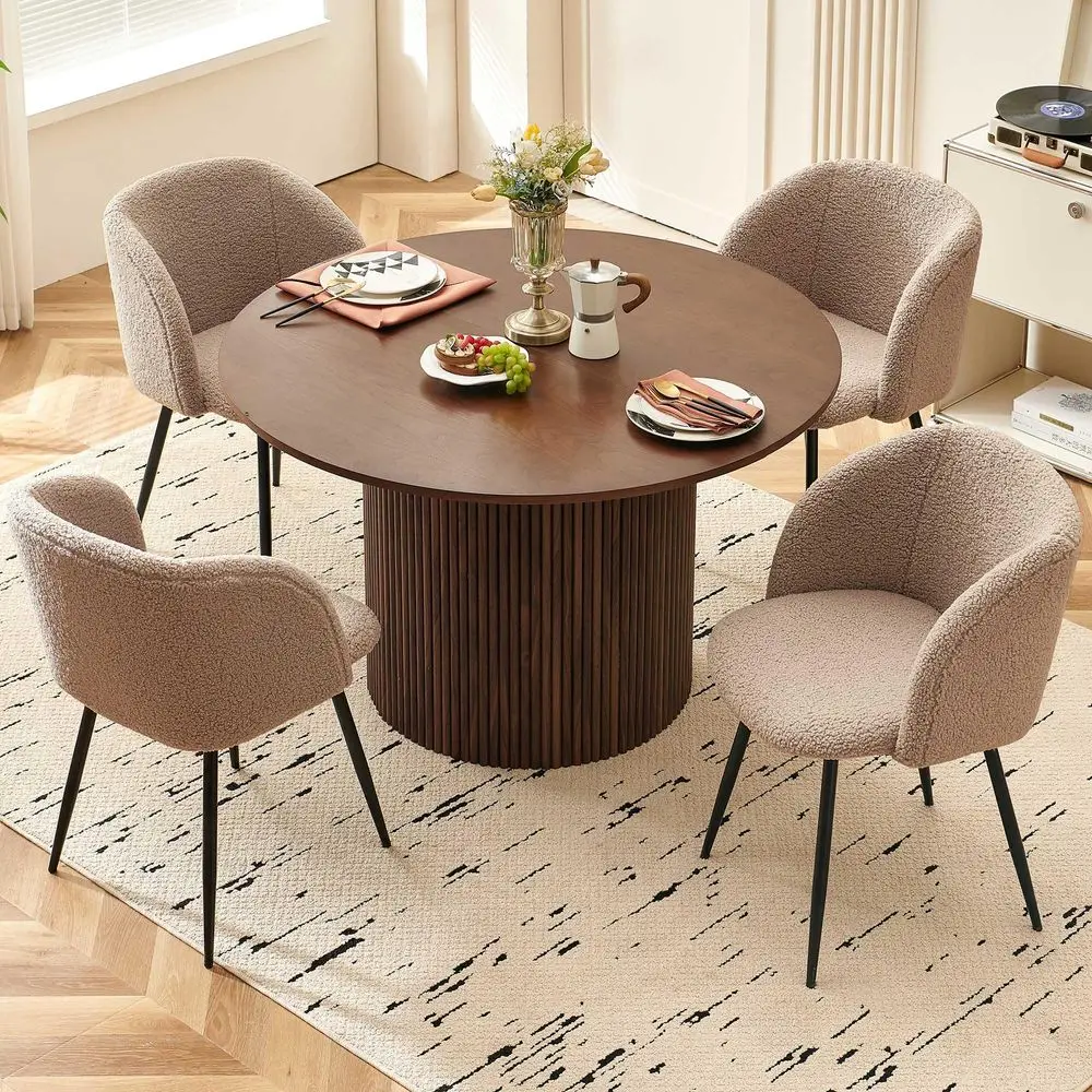 Juego de mesa y sillas redondas de madera para comedor de 5 piezas, mesa de cocina de 47 pulgadas con sillas tipo barril para 4 personas, tapizadas en sherpa marrón