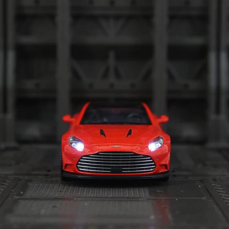 

Модель суперкара Aston Martin Vanquish из сплава металлов в масштабе 1:34 с функциями звука и света, открывающиеся двери с обеих сторон.
