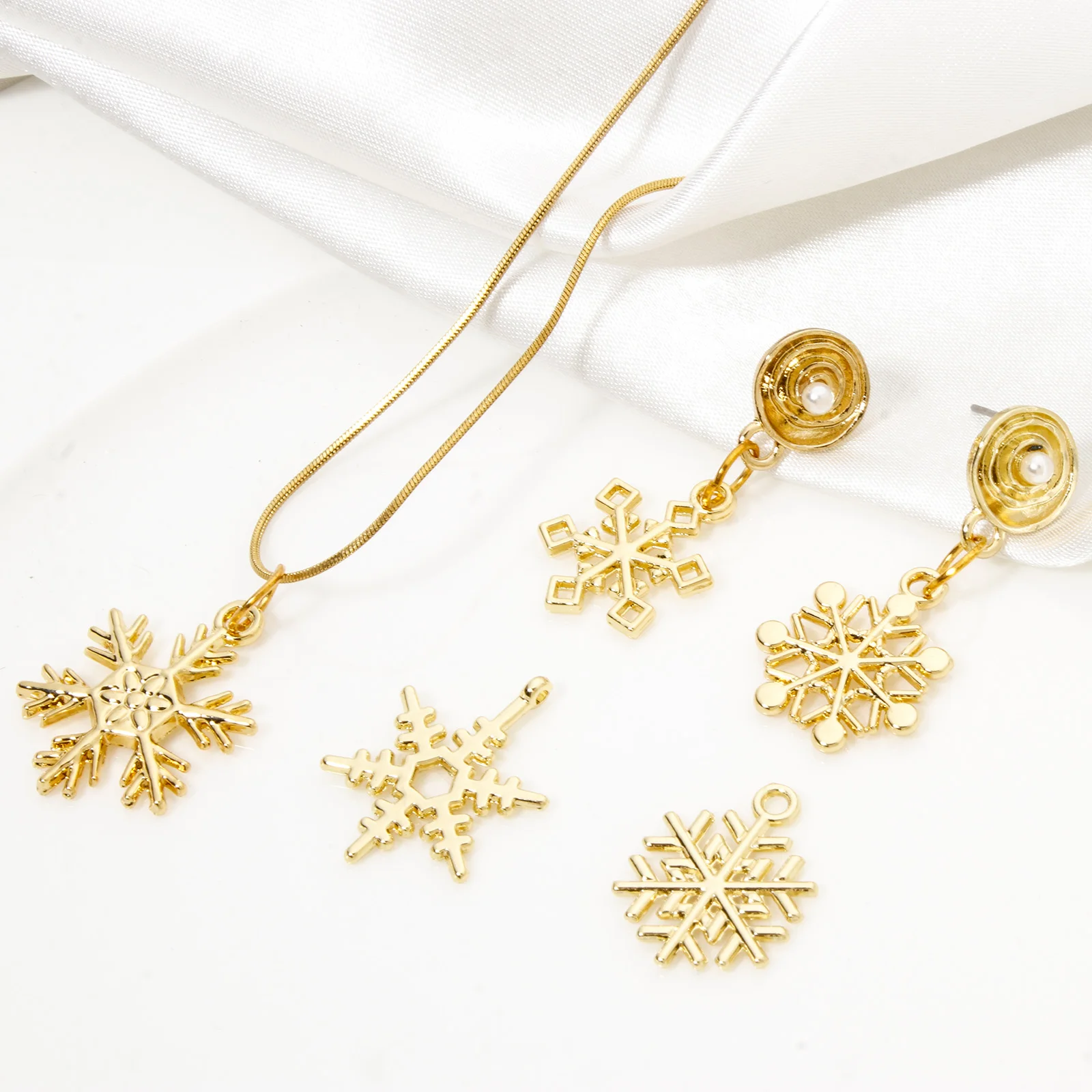 10pcs New Christmas Charms Gold Color Christmas Snowflake Hollow Zinc Alloy Pendants DIY Necklace Earrings For Women Jewelry