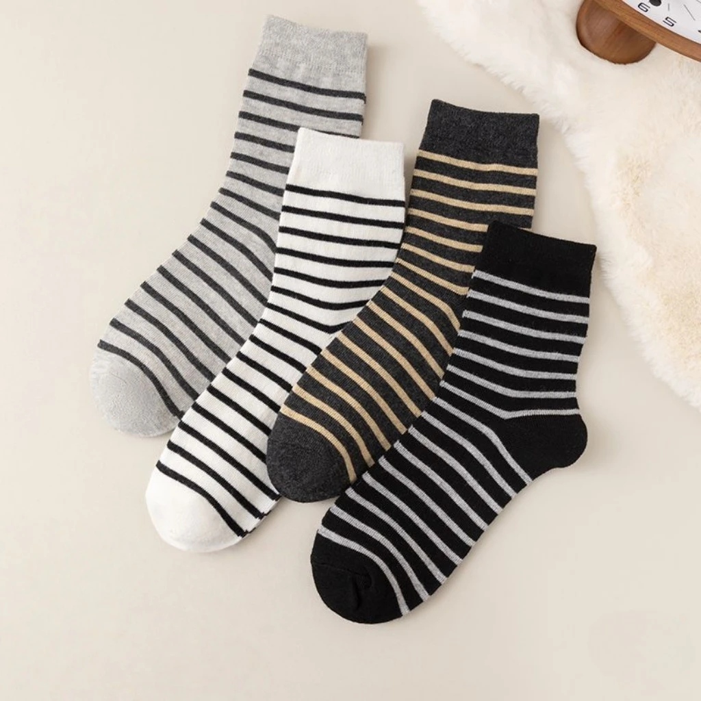 Kaus kaki panjang sedang pria dan wanita bergaris modis, kaus kaki pasangan, kaus kaki bernapas