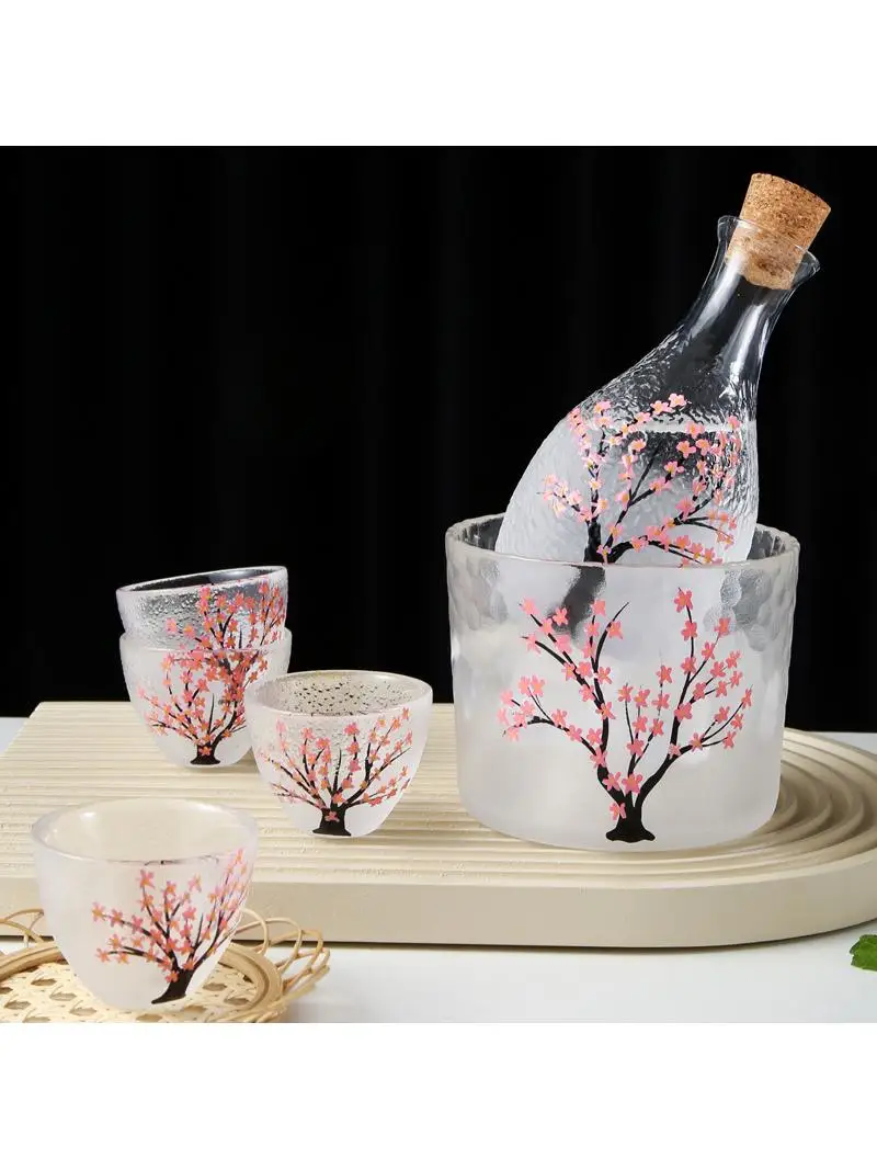 

Набор для рисового вина с ручной росписью: стеклянная кувшинка с дизайном сакуры и сливового цвета, стальные стаканы, стеклянная тарелка для сервировки.