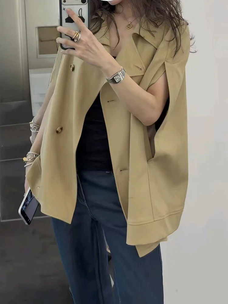 New women's cropped coat for Autumn/Winter 2026: a khaki, double-breasted A-line trench coat.