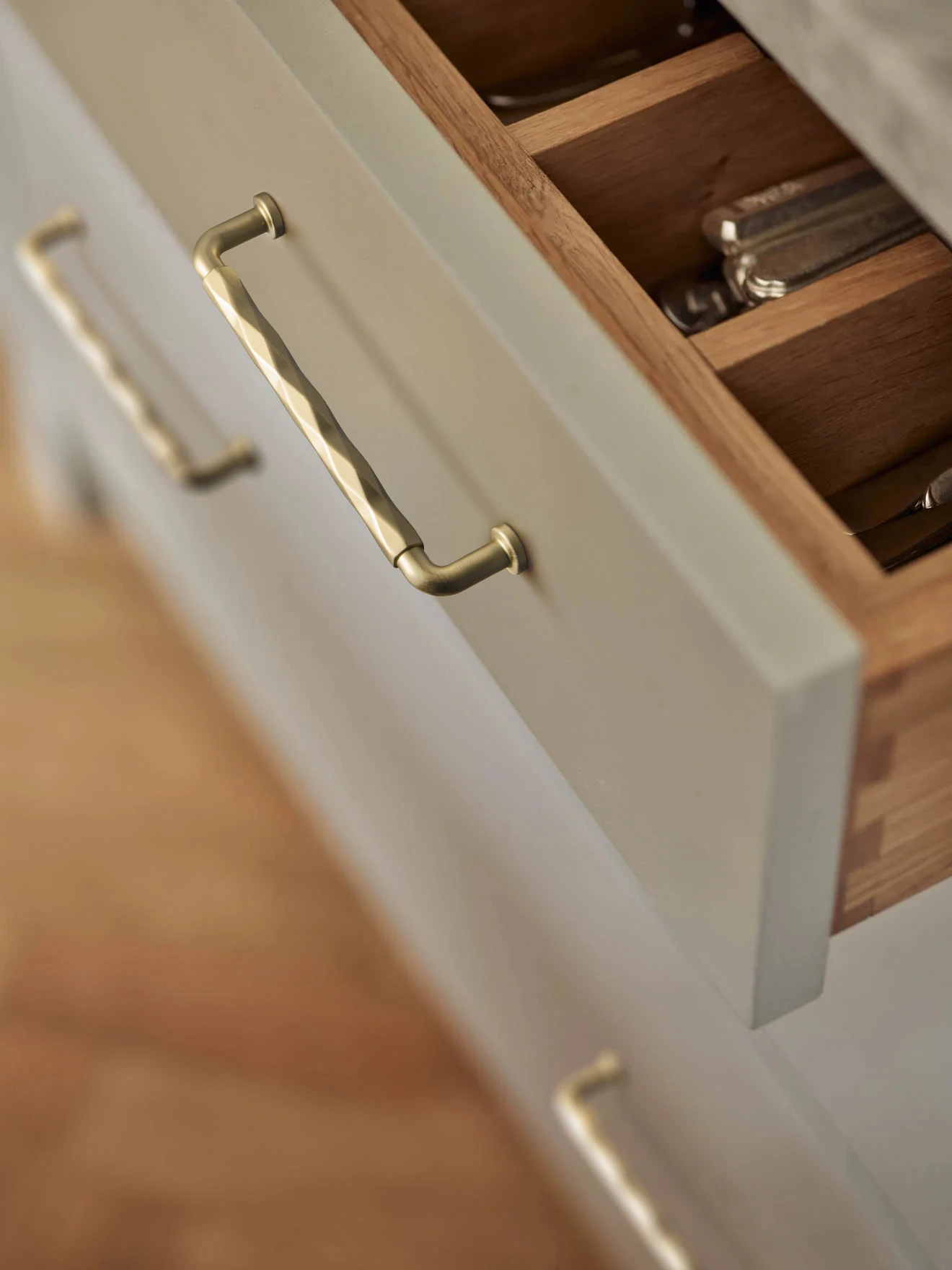 

Goo-Ki Antique Brass Rhombus Cabinet Handles and Drawer Pulls Zinc Alloy Kitchen Cabinet Knobs Furniture Hardware