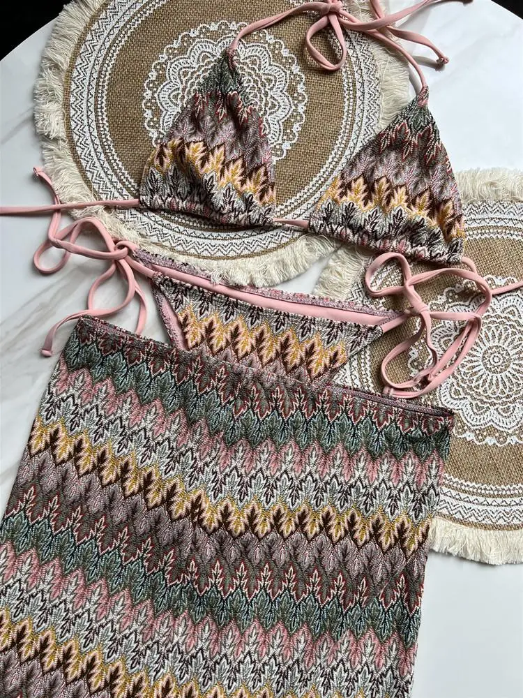 Set bikini lavorato a maglia alla moda, copricostume per ragazze dolci e piccanti in costume da bagno bohémien con stampa a righe estive per donna