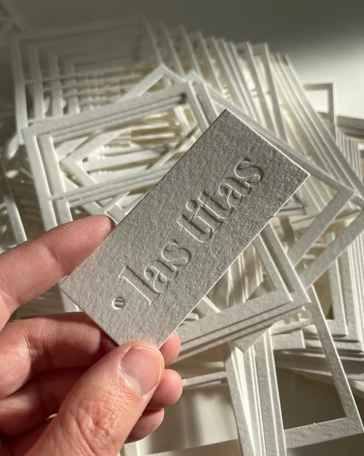 Etiquetas Colgantes Personalizadas, Impresión en Tela, Grabado en Relieve, Etiqueta de Algodón para Ropa, Personalización con Logotipo, Etiqueta para Prendas