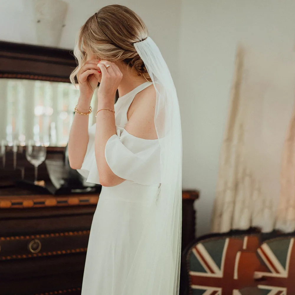 Vestido de novia de satén con cuello Halter redondo, línea A, hombros descubiertos, capa con volantes, talla grande, botones huecos en la espalda, estilo rústico Simple, 2022