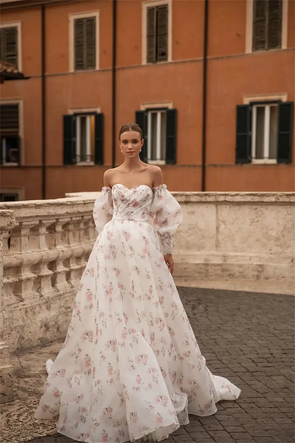 ชุดแต่งงานทรงเอไลน์แบบไร้สาย แขนกระดิ่ง แต่งลูกไม้ลายดอกไม้สไตล์โคจิโตะ คอร์เซ็ทยาวกรอมเท้า สำหรับงานพิธีการ ปี 2025