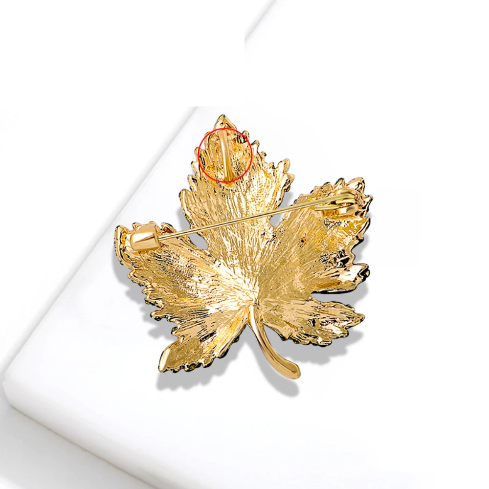 Maple Leaf Brooch with Optiona - Winter Clothing Options recension och pris