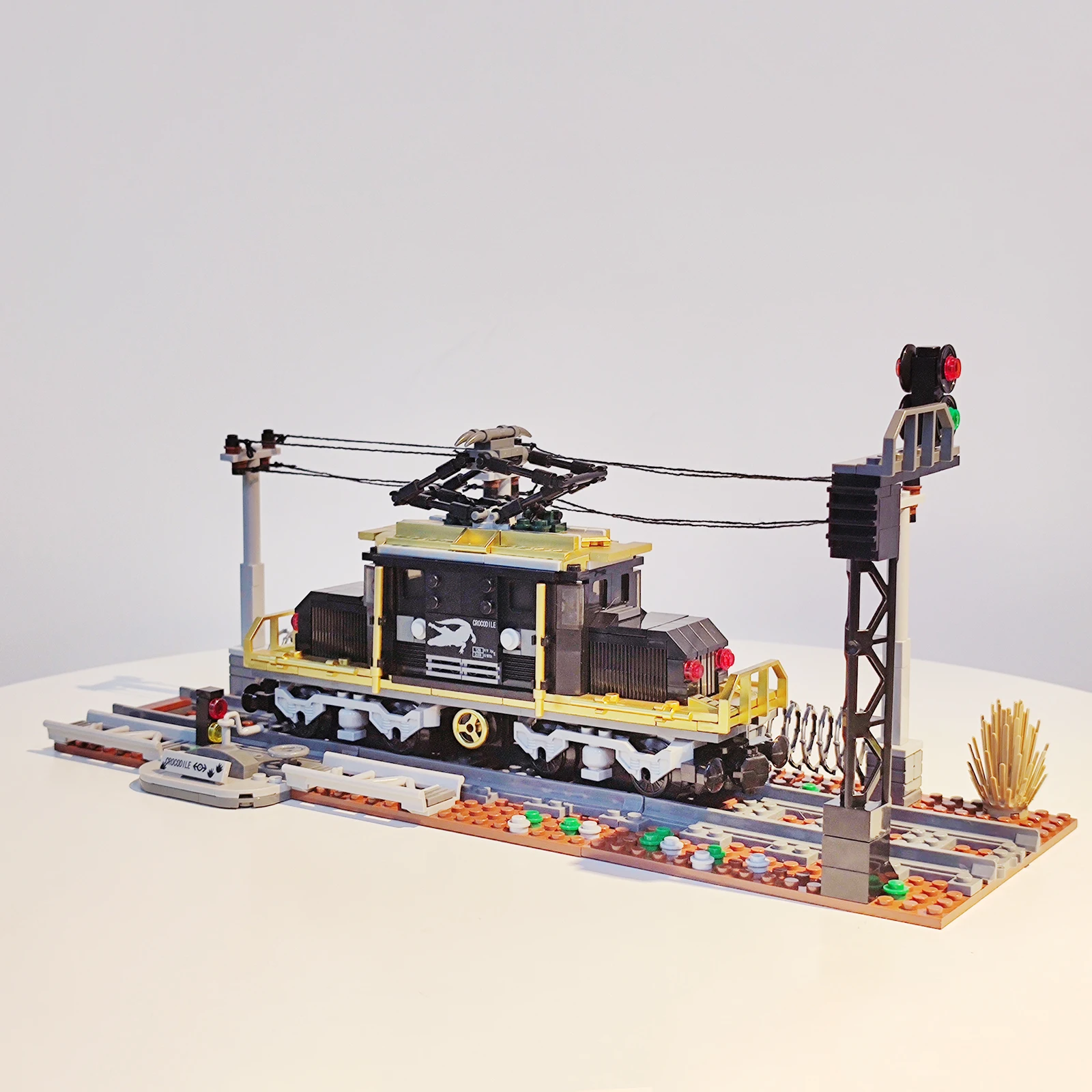 Crocodile Locomotive Train Model Tramway Building Blocks Bricks Desktop Decoration Assembly 59007 High-Tech Set Kid Toy For Gift