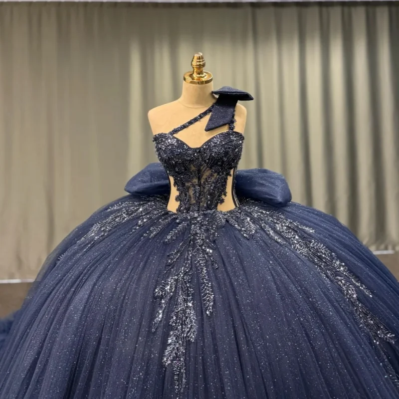 Vestido para quinceañeras azul oscuro brillante con hombros descubiertos, calcomanía con purpurina, capas De encaje, lazo De cola larga, Vestidos De 15 para quinceañeras ﻿ Personaliza