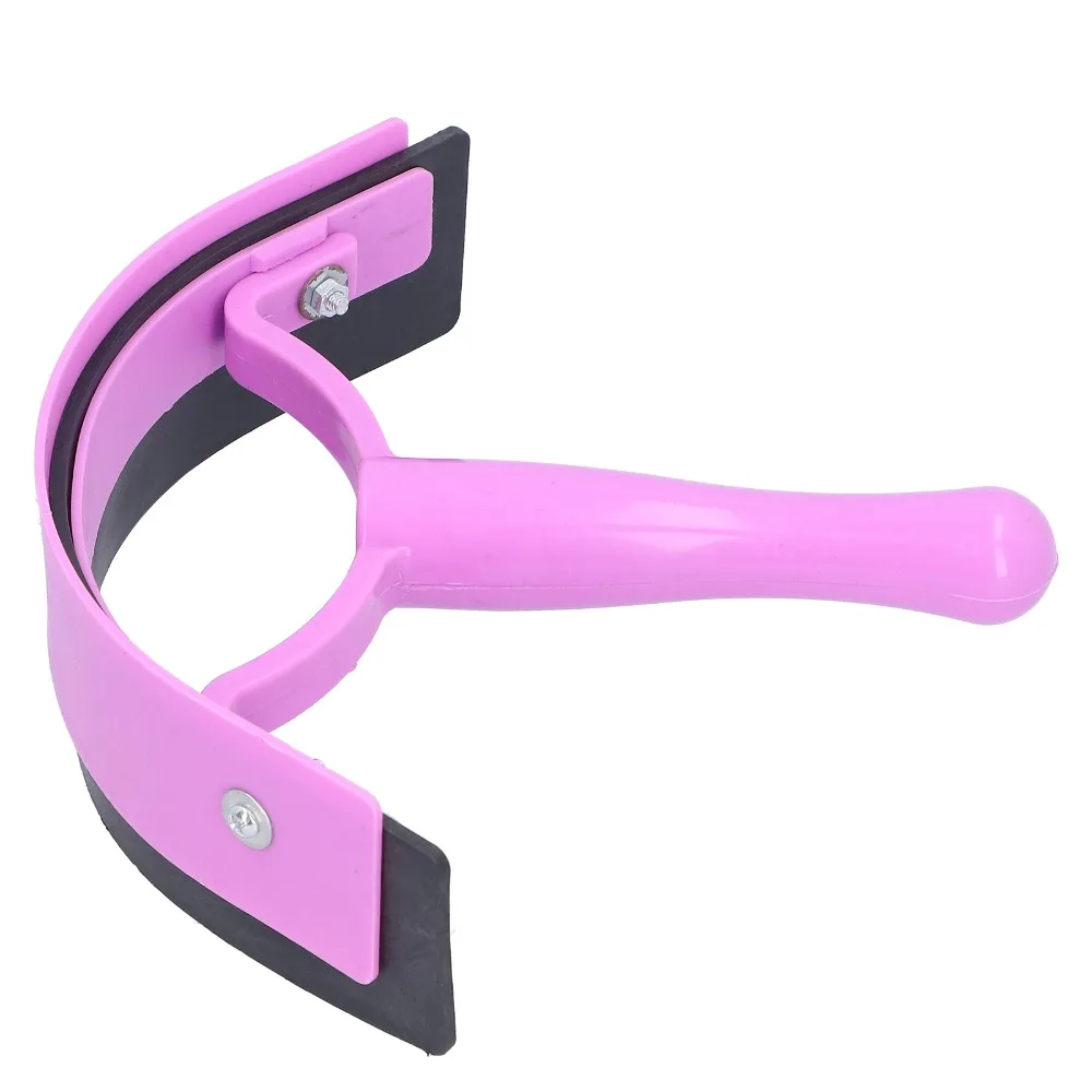raspador-de-suor-para-cavalos-com-cabo-de-plastico-e-borracha-ferramenta-ergonomica-e-confortavel-para-cuidados-com-o-pelo-de-animais-ferramenta-para-uso-em-atividades-de-equitacao-disponivel-em-cores-aleatorias