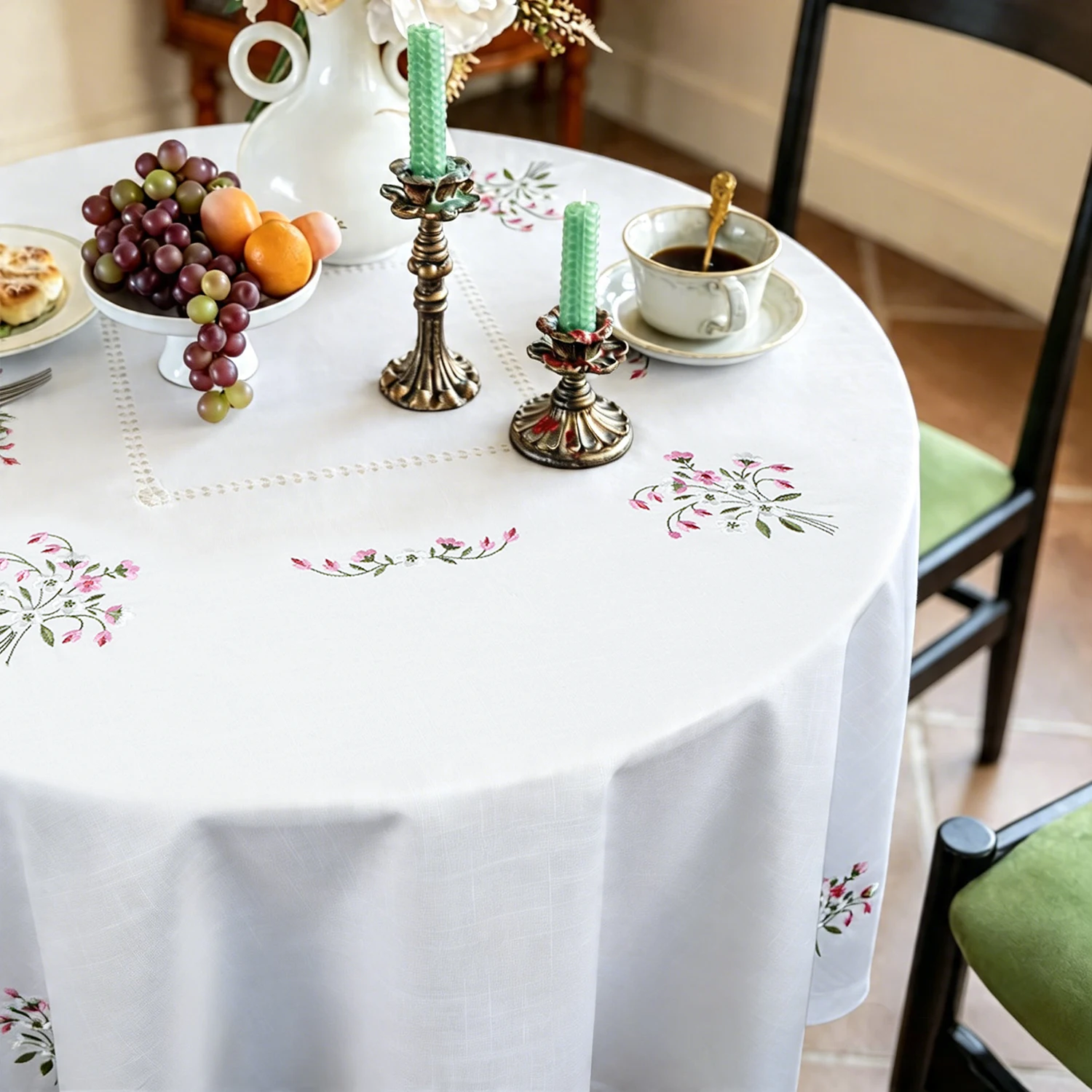 Bestickte Runde Tischdecke 69 Zoll - Weiße Blumenmuster Hohlsaum Kunstleinen Polyester Tischdecke für Esszimmer Hochzeit Party – Detail 1