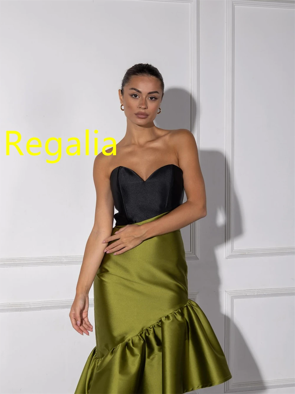 Elegancka, szyta na miarę, zielona satynowa suknia wieczorowa, wykwintna sukienka na powrót do domu z dekoltem w serduszko, bez rękawów, luksusowa suknia na specjalną okazję.