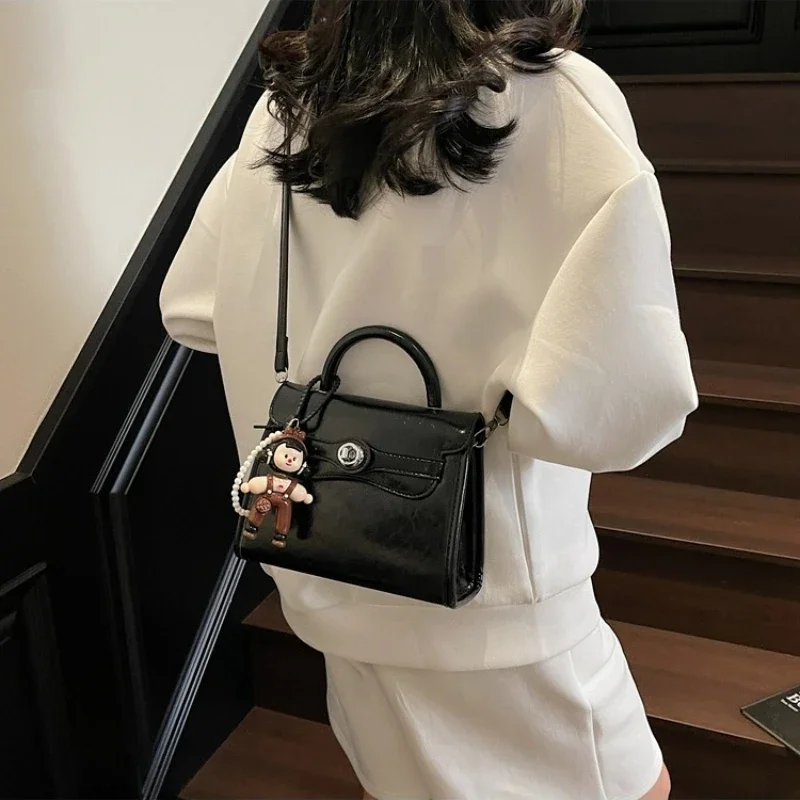 

Luxury Vintage Messenger Bag For Women With Solid Color And Designer Letter Logo In Paris Fashion