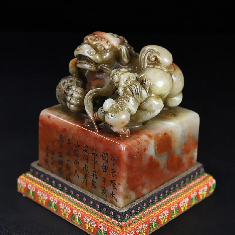 Shoushan Furong stone clever carving lion rolling hydrangea seal one side, net length 9 cm wide 9 cm high 11