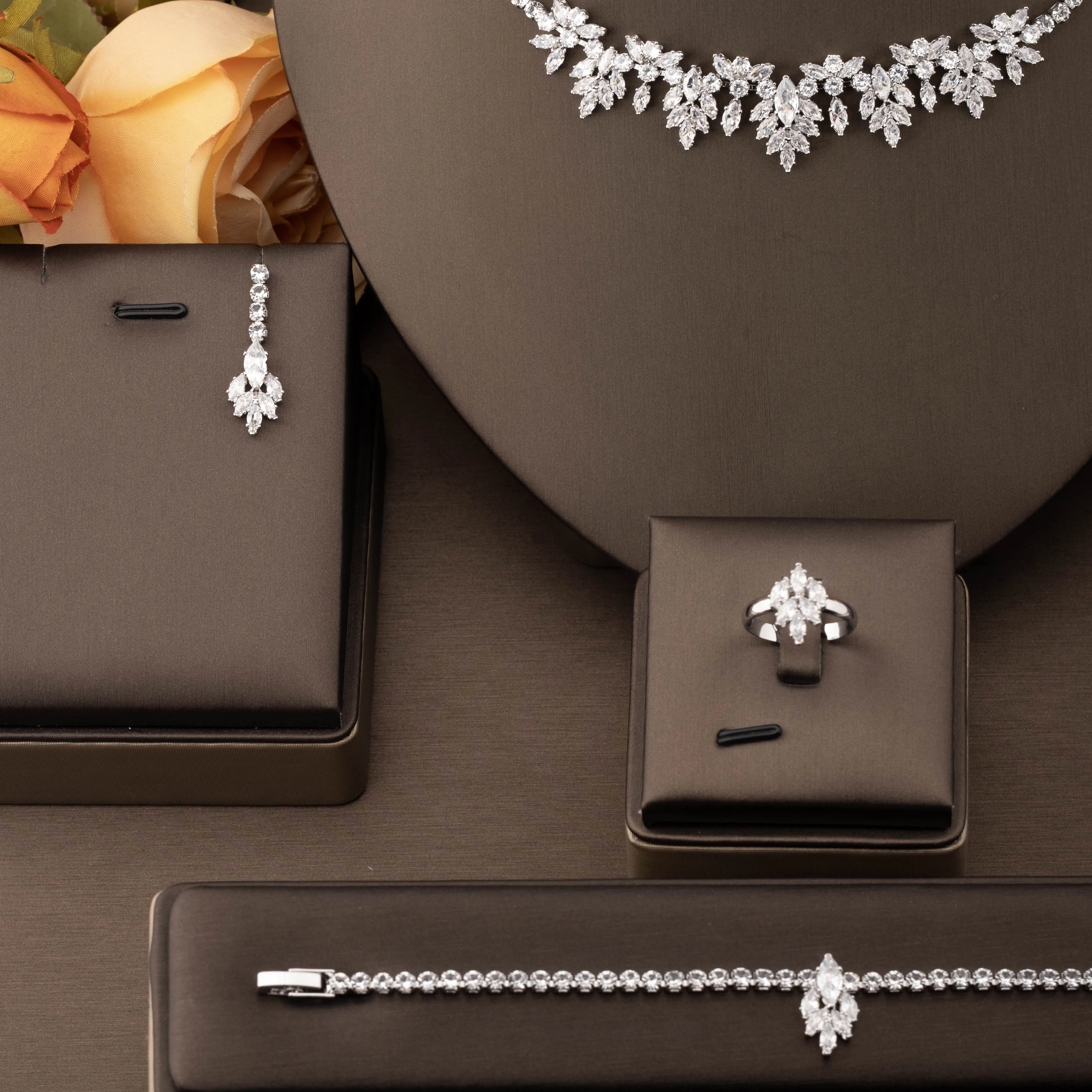 1 Set of Luxurious and Elegant Jewelry Set with Sparkling Cubic Zirconia in a Fallen Leaf Design, Suitable for Women to Wear at Weddings and Banquets. Gift Box Not Included