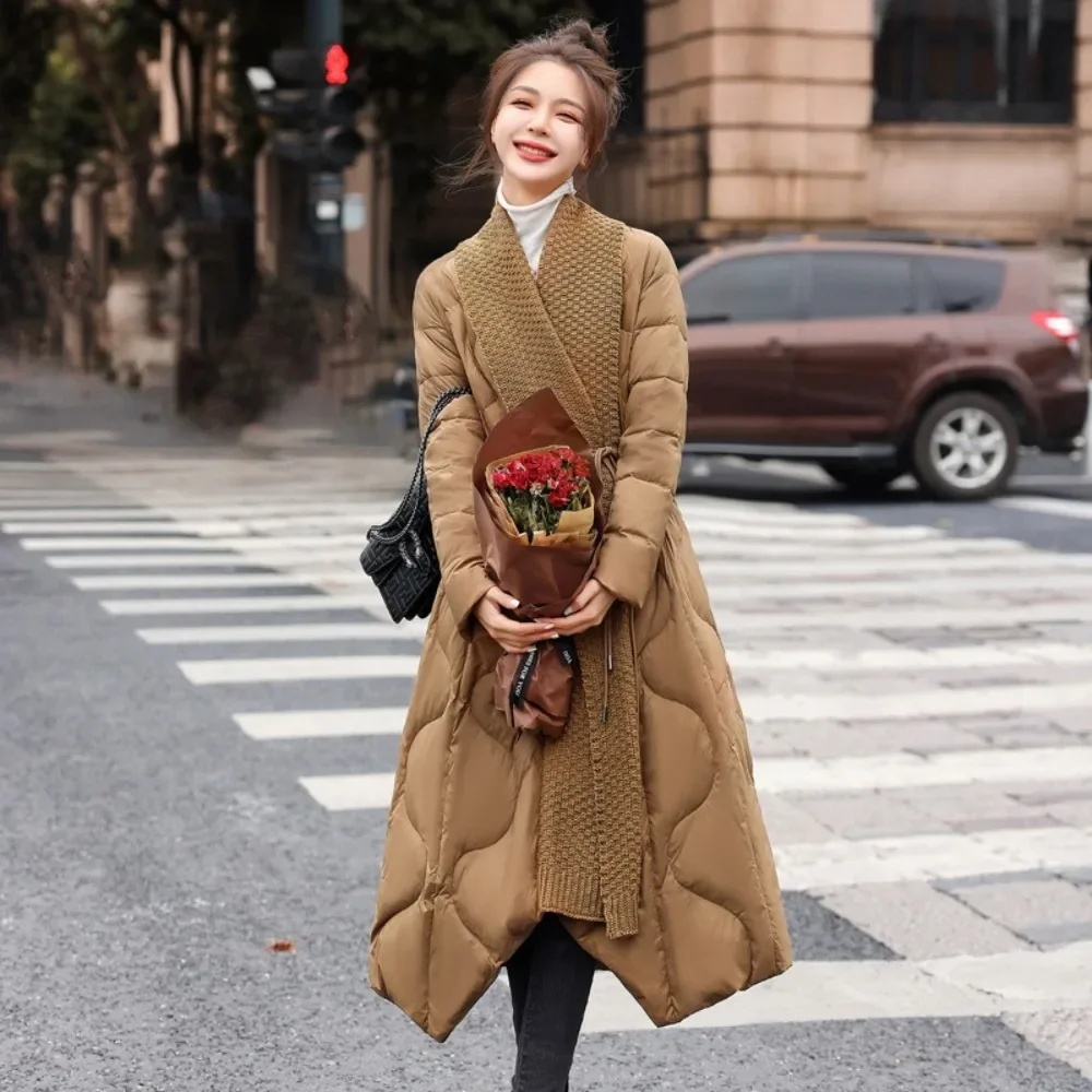 Piumino soffice con colletto a sciarpa lavorato a maglia patchwork da donna Nuovo abbigliamento lungo invernale femminile Cappotti caldi in piumino d'anatra ispessito