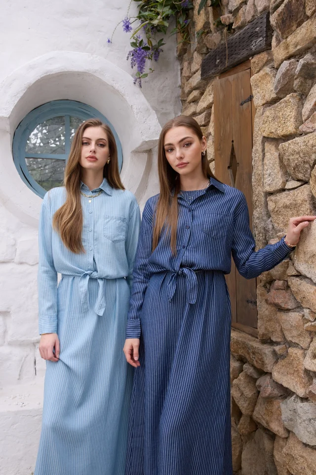 Conjunto de camisa cruzada y vestido a juego de denim ligero Lyocell con rayas de pié de gallo SS26, outfit femenino moderno y lleno de vitalidad 3