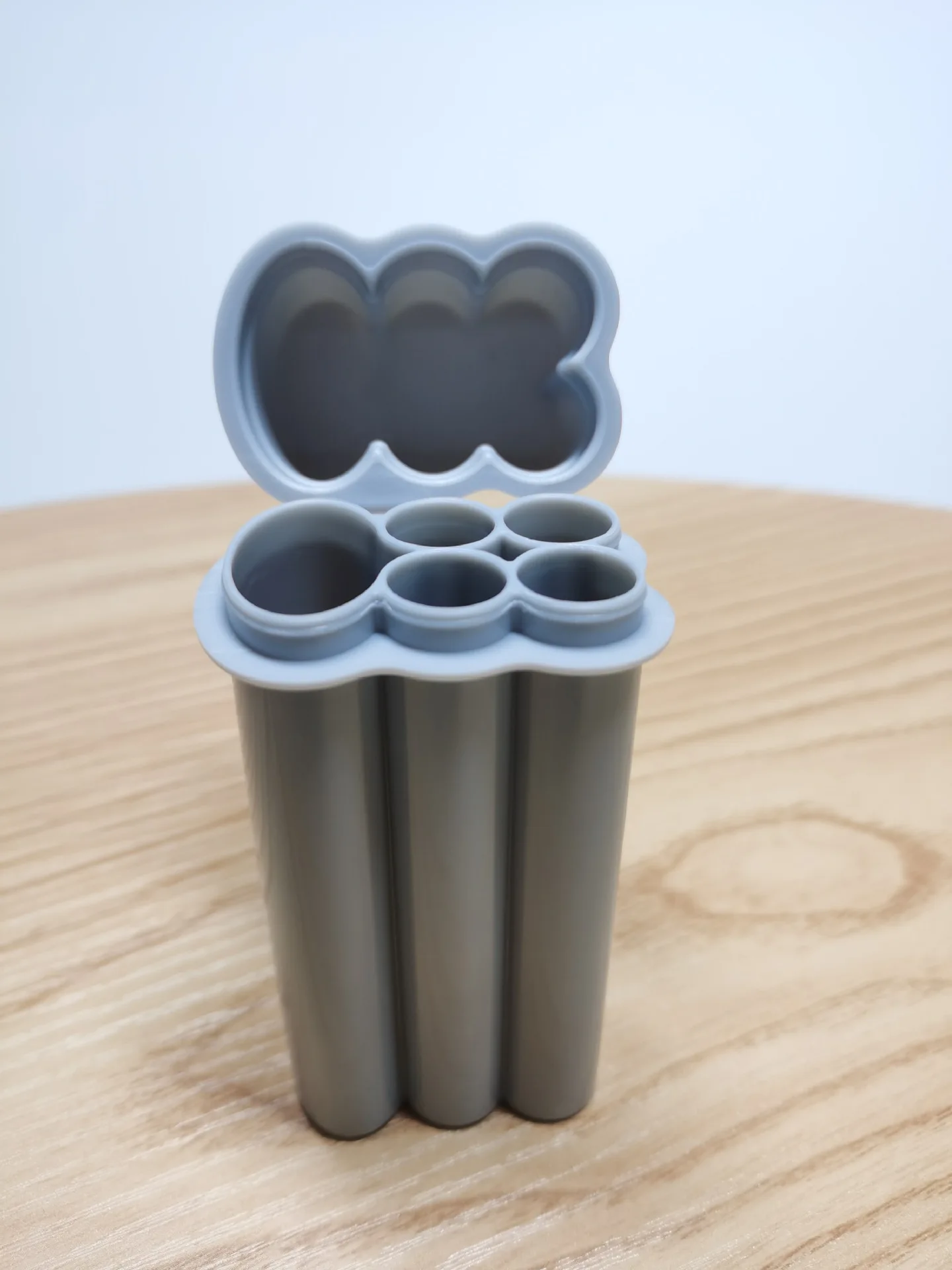One-piece flip-top cigarette case hit kit four-hole position includes lighter storage easy to carry around