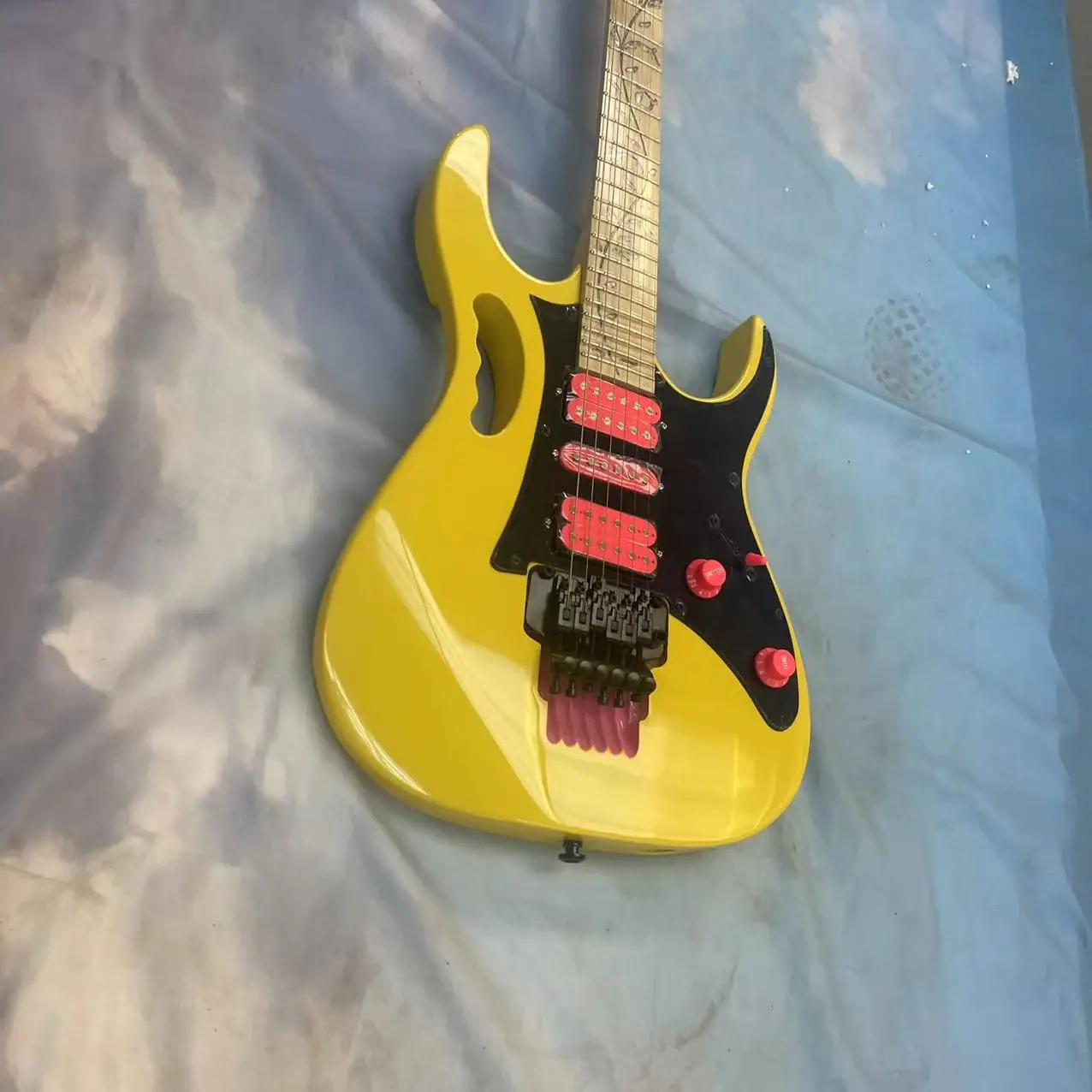 Electric guitar with 6-string integrated body, yellow body, high gloss, maple fingerboard, maple track, pink open pickup, tremol