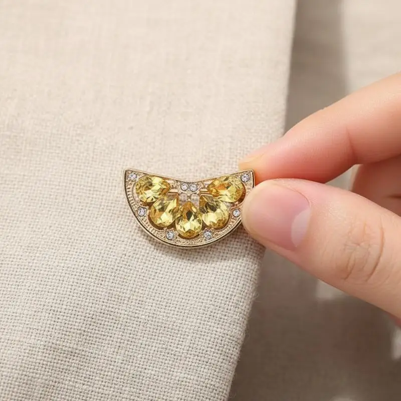 1Pcs Lemon Shape Yellow Crystal Brooch Gold Tone Rhinestone Pin Vintage Elegant Clothing Accessory For Women