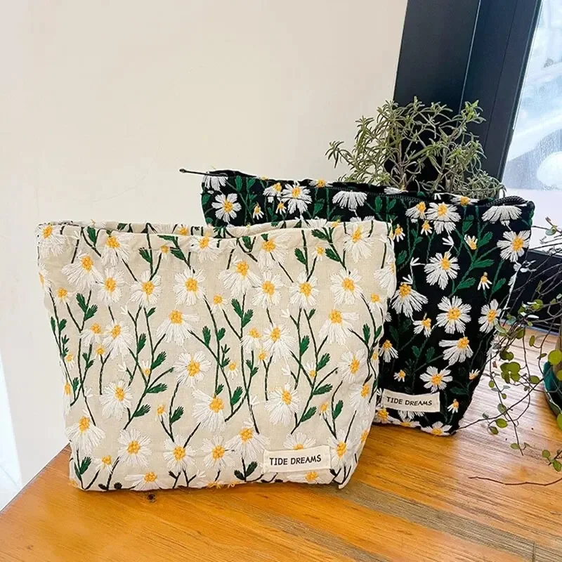 New Daisy flower makeup bag high appearance level large capacity storage bag Skin care cosmetics hand in hand with the bag