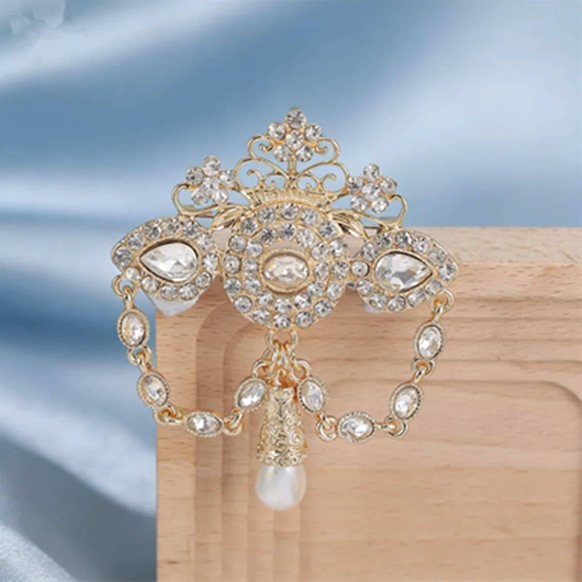 

Moroccan Luxury Full Diamond Hollow out Brooch Pin Elegant Lady's Suit Coat Pin High-Quality Fashion Accessory