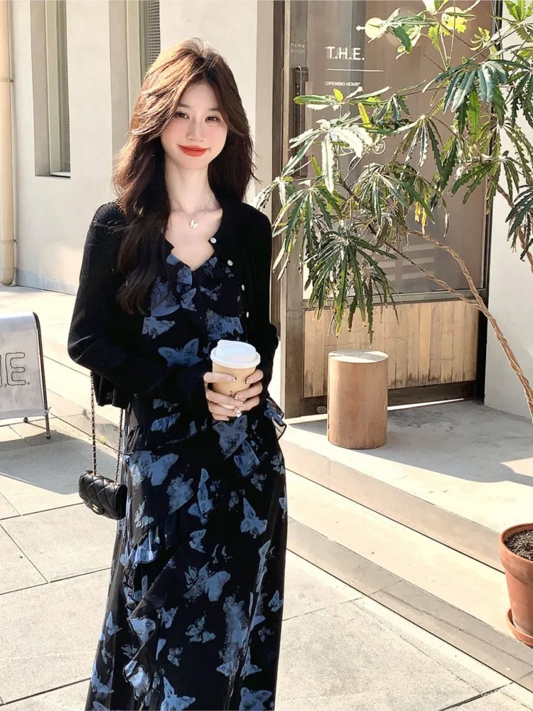 

A new style of printed black cardigan two-piece dress