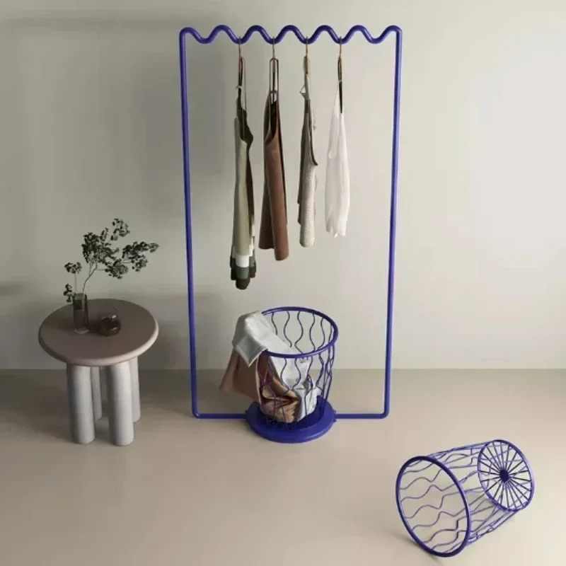 Einfache, kreative, leichte Garderobenständer für den Boden, Schlafzimmer, luxuriöse, hochwertige Garderobenständer aus Metall, Wohnzimmer, Wohnmöbel